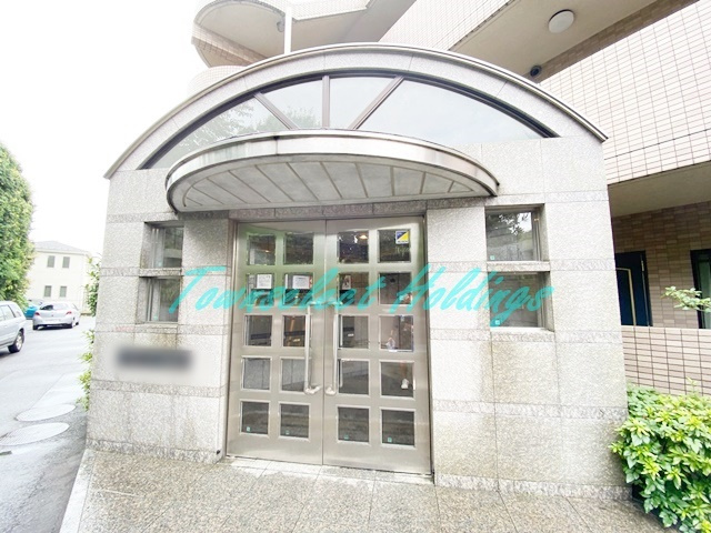 藤沢市本鵠沼２丁目の賃貸マンションのエントランス