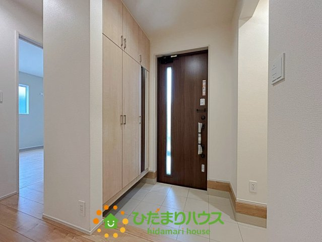 幸手市緑台１丁目６期　新築一戸建て　02の玄関