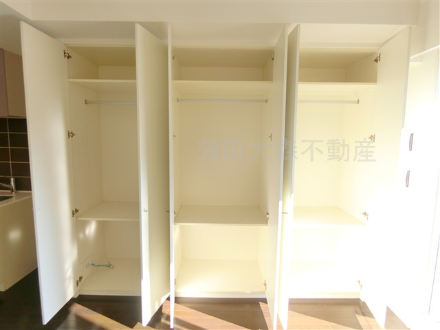 イプセ多摩川緑地の収納|壁一面クローゼット3ケ所の収納力