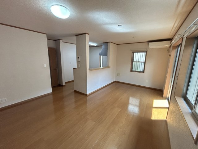 厚木市寿町１丁目の一戸建ての居間・リビング