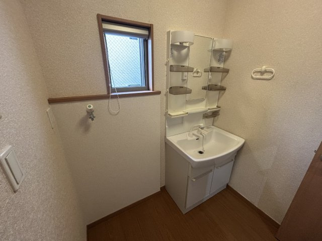 厚木市寿町１丁目の一戸建ての洗面所