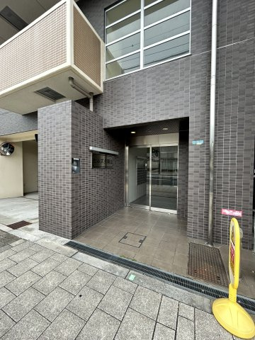 大阪市浪速区下寺２丁目の賃貸マンションのエントランス