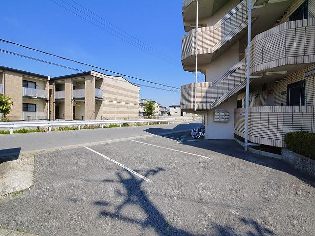 ハイツ秋桜の駐車場|駐車場があります