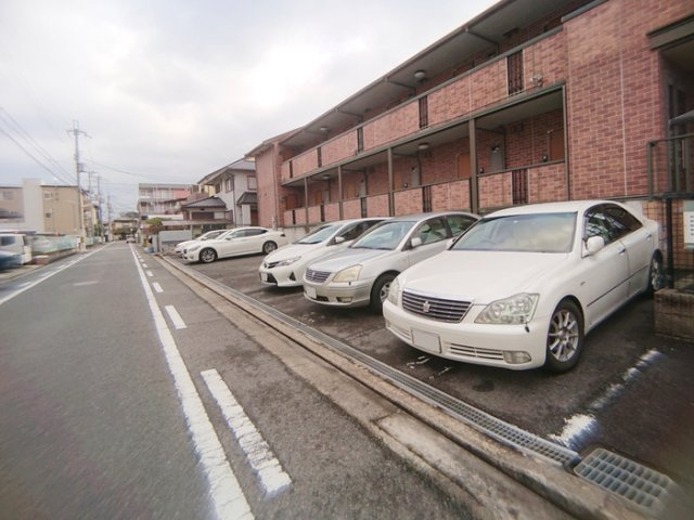 新ハイツウグイスB棟の駐車場