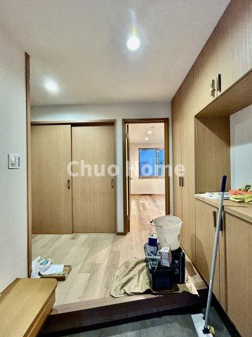 葛飾区堀切1丁目中古住宅の玄関|【玄関】玄関には大型のシューズクローゼットを設置しておりますのでいつでもスッキリりとした空間を保てます。玄関周りを清潔に使うのはとても大事なことですよね。