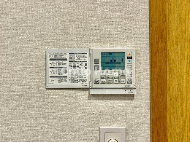 葛飾区堀切1丁目中古住宅の冷暖房・空調設備|【床暖房】冬は足元から暖めてくれる床暖房はエアコンとは違って埃が舞いませんので健康にも良さそうですね。