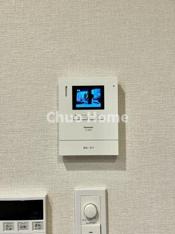 葛飾区堀切1丁目中古住宅のセキュリティ|【モニターホン】誰が来たかすぐにわかるカラーモニター付きインターホン。通話ボタンを押すまでは室内の音は漏れていませんので相手を確かめてから応対できます。