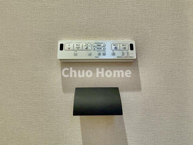 葛飾区堀切1丁目中古住宅のトイレ|【ウォシュレット】清潔に使いたいお手洗いには最適な設備です。もちろんウォームレットも標準装備です。