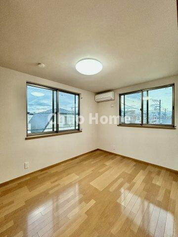 葛飾区堀切1丁目中古住宅の寝室|【寝室】心と体をゆったりと安らげる主寝室。寝室のゆとりが大きい分だけ、暮らしの安らぎは深まります。一日の疲れを癒すだけでなく、ご夫婦の親密な語らいを紡ぎ出します