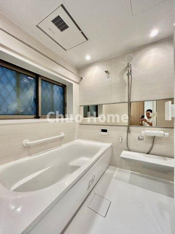 葛飾区堀切1丁目中古住宅の浴室|【バスルーム】暖房換気乾燥機付きシステムバスルーム。暖房・冷風・換気・乾燥など、毎日を快適に過ごせるうれしい機能が揃っています。雨の日の洗濯物も安心です。