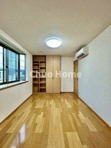 葛飾区堀切1丁目中古住宅の洋室|【洋室】快適に過ごす条件は、一人ひとり違います。だからこそ飾り過ぎないシンプルな内装と偏り過ぎないデザインで統一しております。居住していく中でオーナー様だけの【マイホーム】に創り上げて下さい
