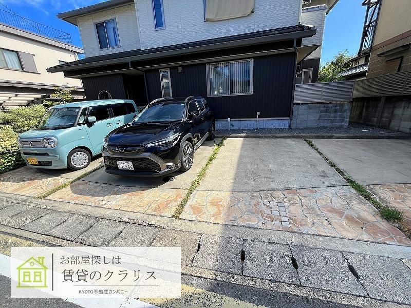 クレッシェレの駐車場