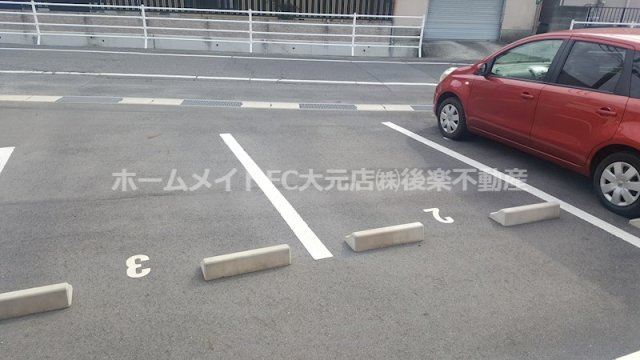 岡山市南区福富中２丁目のテラスの駐車場
