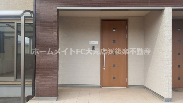 岡山市南区福富中２丁目のテラスのエントランス