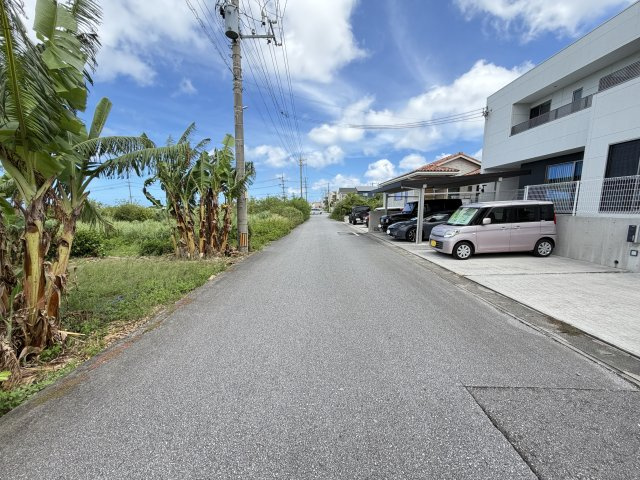 読谷村高志保　（3LDK中古戸建）の前面道路含む現地写真|西側公道5.6ｍ♪