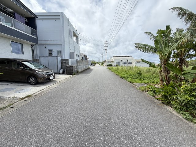 読谷村高志保　（3LDK中古戸建）の前面道路含む現地写真|西側公道5.6ｍ♪