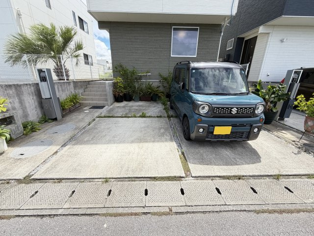 読谷村高志保　（3LDK中古戸建）の駐車場|並列駐車2台可(車種によります)