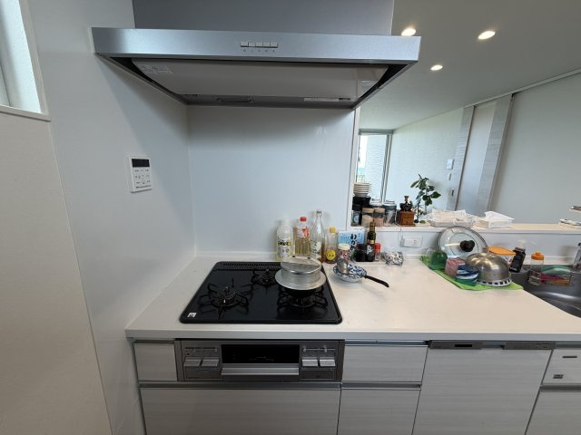 読谷村高志保　（3LDK中古戸建）のキッチン|換気扇+三ツ口コンロ♪