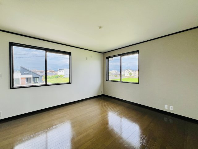 伊勢崎市西久保町の洋室|広々とした洋室は、大きなベッドを設置してもゆとりのある空間♪