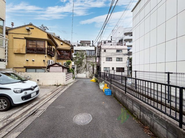 西麻布２丁目中古戸建の前面道路含む現地写真