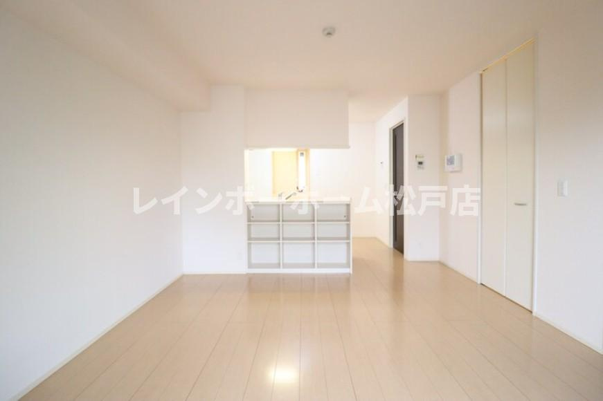 仲介手数料（賃料の1.10ヵ月）の50％OFF対象物件！の居間・リビング|こちらのリビングで趣味の時間をお楽しみください