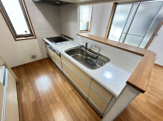 【キッチン】 | 千葉市中央区若草1丁目　中古戸建　JR京葉線『蘇我』駅 | 【1階】
手元の収納から、足元の収納までが全てスライド式で、奥のスペースまで有効に活用できます。奥まで上から見渡せるので、たまにしか使わない調理器具もサッと取出せます。