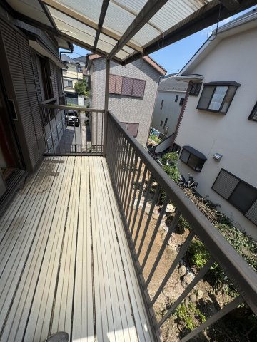 DIYやリフォームの素材としても◎千葉県船橋市新高根5丁目のバルコニー|屋根付きバルコニーは、急な雨の際にも洗濯物を保護します。