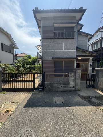 DIYやリフォームの素材としても◎千葉県船橋市新高根5丁目の外観|敷地内に駐車枠があり、お車の出し入れや荷物の運搬に配慮。