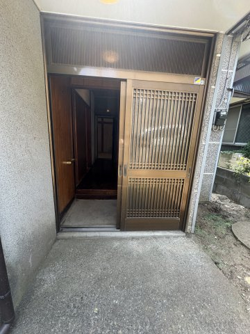 DIYやリフォームの素材としても◎千葉県船橋市新高根5丁目の玄関|開閉にスペースを取らない引き戸仕様で、出入りがスムーズです。
