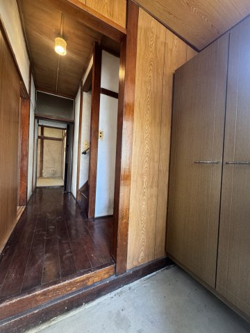 DIYやリフォームの素材としても◎千葉県船橋市新高根5丁目の玄関|靴類を整理できる収納を備え、落ち着いた木の風合いが出迎えます。