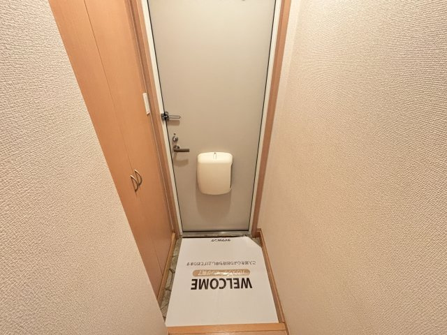 カメリアコートⅡの玄関|写真は同建物の別部屋を参考に掲載しております。