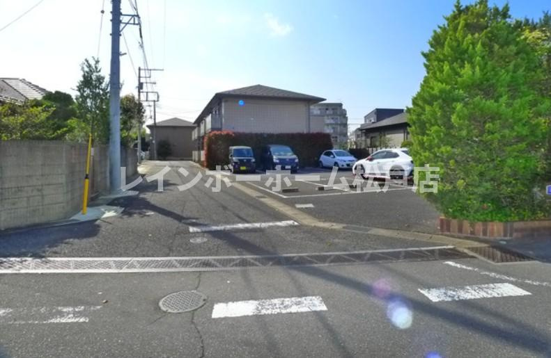 シャンス手数料（賃料の1.10ヵ月）の50％OFF対象物件！の駐車場|車をお持ちの方に嬉しい駐車場付きの物件です