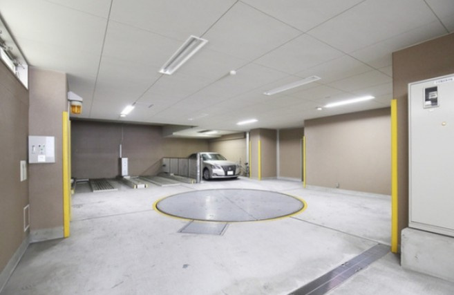 コンフォリア西早稲田の駐車場