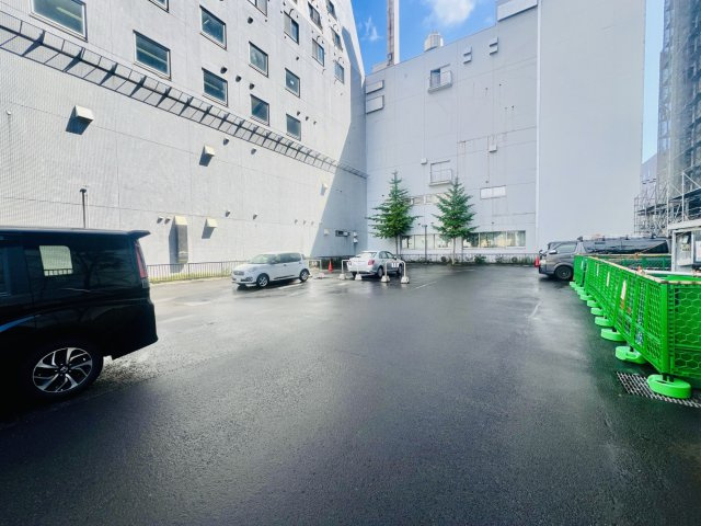 【駐車場】 敷地内の平置き駐車スペース。車の出し入れがしやすいゆとりある空間。