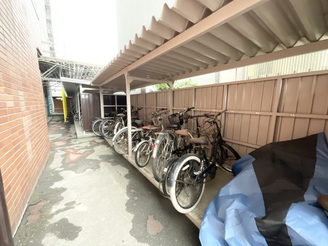 【駐輪場】 屋根付きの駐輪スペースを備え、自転車を雨や雪から守りやすいのが嬉しいポイント。