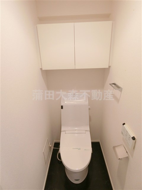 ハーモニーレジデンス池上のトイレ|吊り戸棚収納と温水洗浄便座付きのトイレ