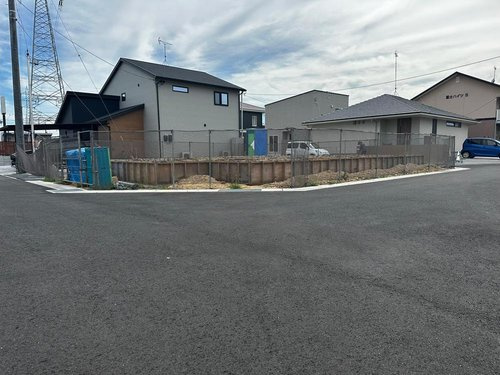 妻崎開作平屋戸建ての前面道路含む現地写真