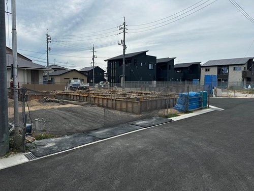 妻崎開作平屋戸建ての前面道路含む現地写真