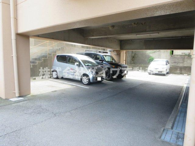 ステープル六供の駐車場