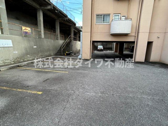 ステープル六供の駐車場