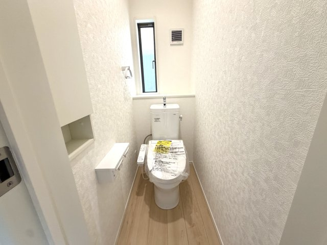 越谷市平方第５　新築戸建のトイレ|節水型で手入れが楽な先進のトイレ。手洗い場付きで機能性にも優れています。