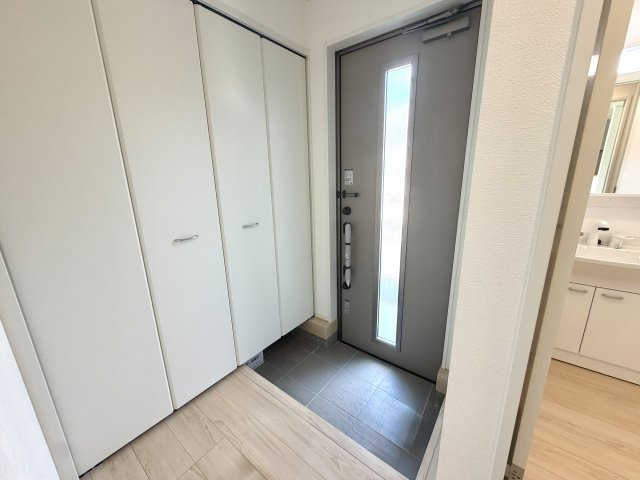 越谷市平方第５　新築戸建の玄関|明るく開放的な玄関アプローチ。段差も少なくスムーズに出入りが可能です。