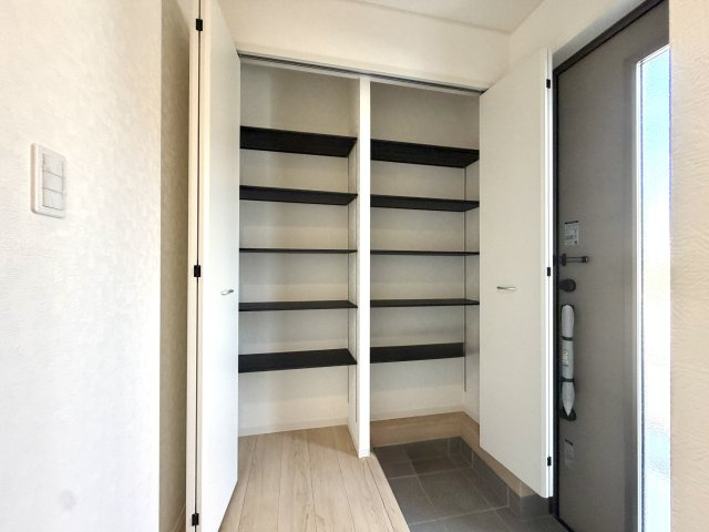 越谷市平方第５　新築戸建の収納|天井近くまである大容量の靴箱を設置。ご家族全員の靴をたっぷり収納できます。