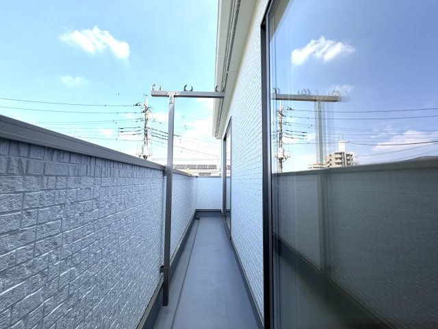 越谷市平方第５　新築戸建のバルコニー|爽やかな風が吹き抜けるバルコニー。観葉植物を置くスペースとしても活用できます。