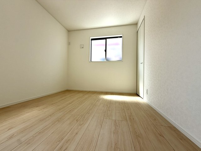 越谷市平方第５　新築戸建の洋室|家具の配置がしやすいレイアウトの洋室。お好みのインテリアを楽しめる空間です。