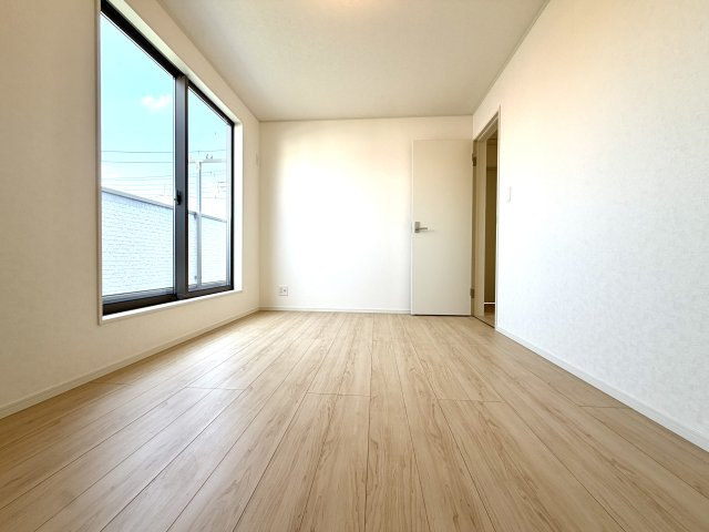 越谷市平方第５　新築戸建の洋室|明るい光が差し込む心地よい洋室。シンプルで癖のない内装のため、どんなインテリアも綺麗に映えます。