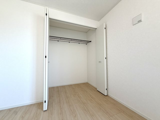 越谷市平方第５　新築戸建の収納|扉が邪魔にならない折れ戸タイプのクローゼット。中の荷物が一目で見渡せて出し入れがスムーズです。