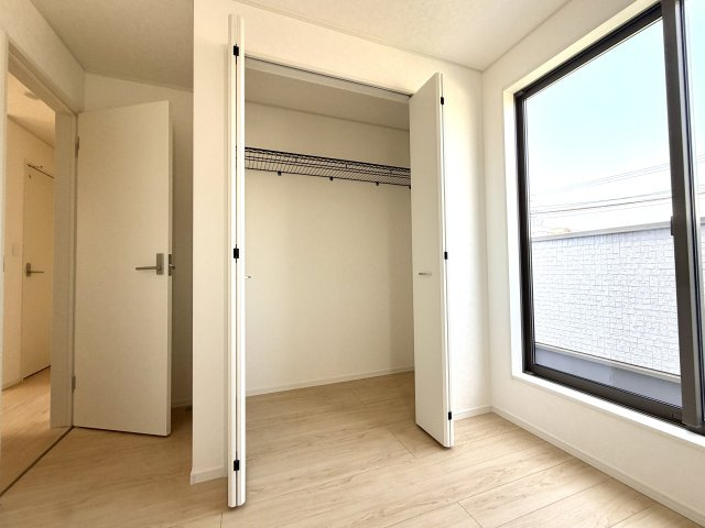越谷市平方第５　新築戸建の収納|室内をすっきり見せる大容量クローゼット。荷物が増えても安心して収納できます。