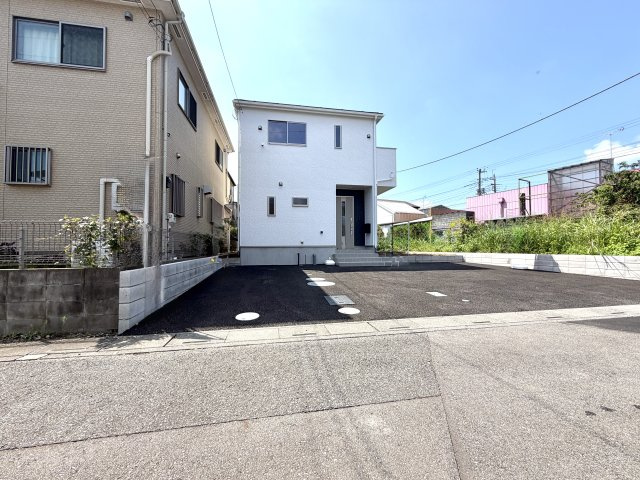 越谷市平方第５　新築戸建の外観|周囲の街並みになじむ上品な佇まい。永く住み続けたくなる魅力的で落ち着いた外観です。