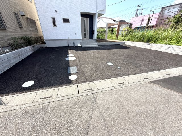 越谷市平方第５　新築戸建の駐車場|並列で3台分の車を停められる広い駐車スペース。ご夫婦での複数台所有や来客時にも大変便利です。